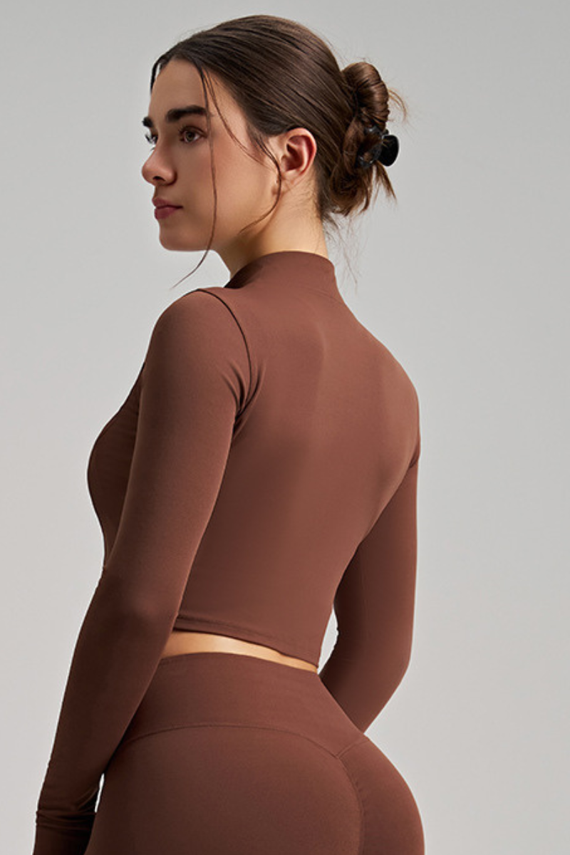 Two-piece sports outfit consisting of a bra and a jacket