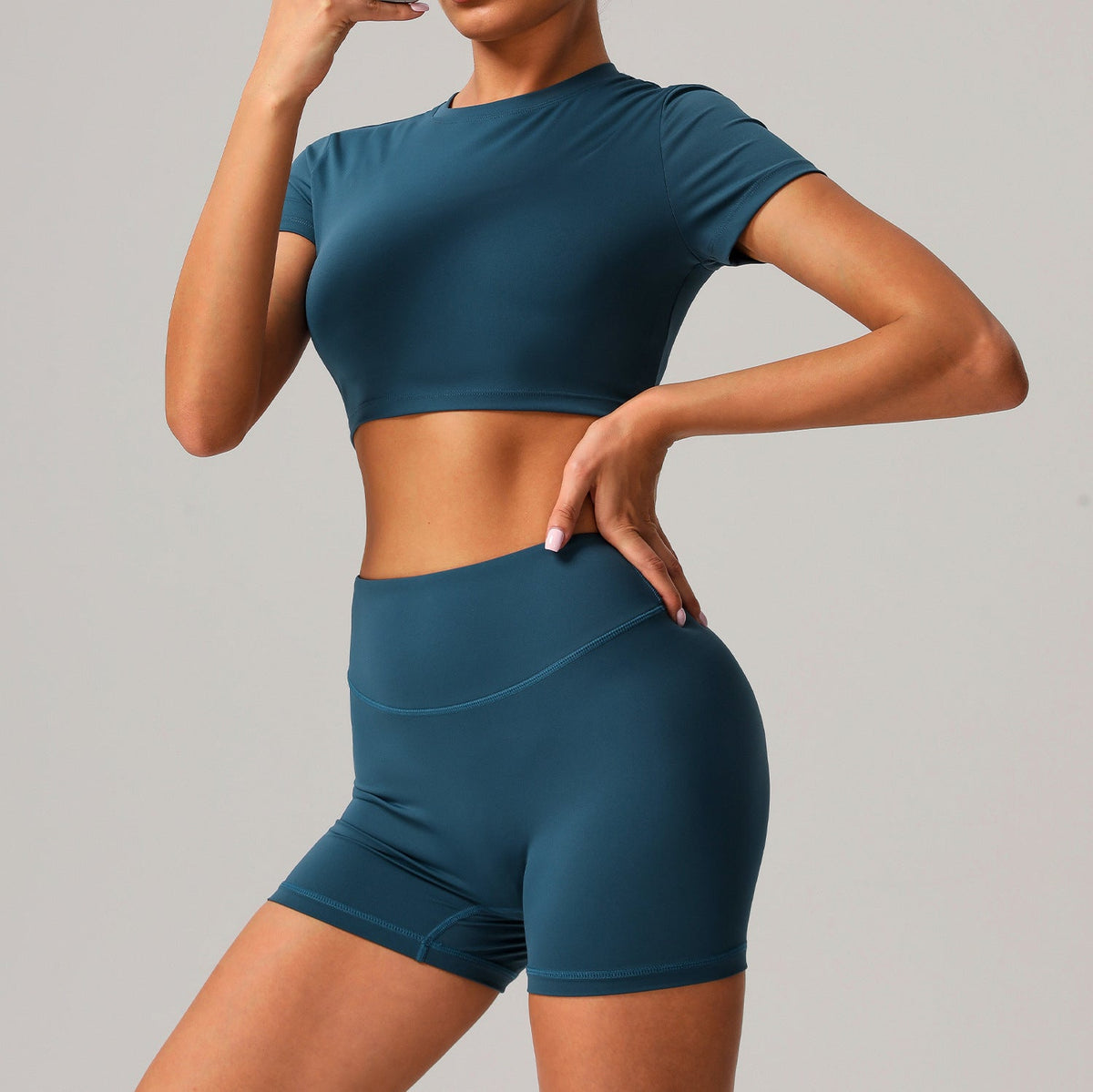 Cropped sports T-shirt + classic sports shorts 2-piece set
