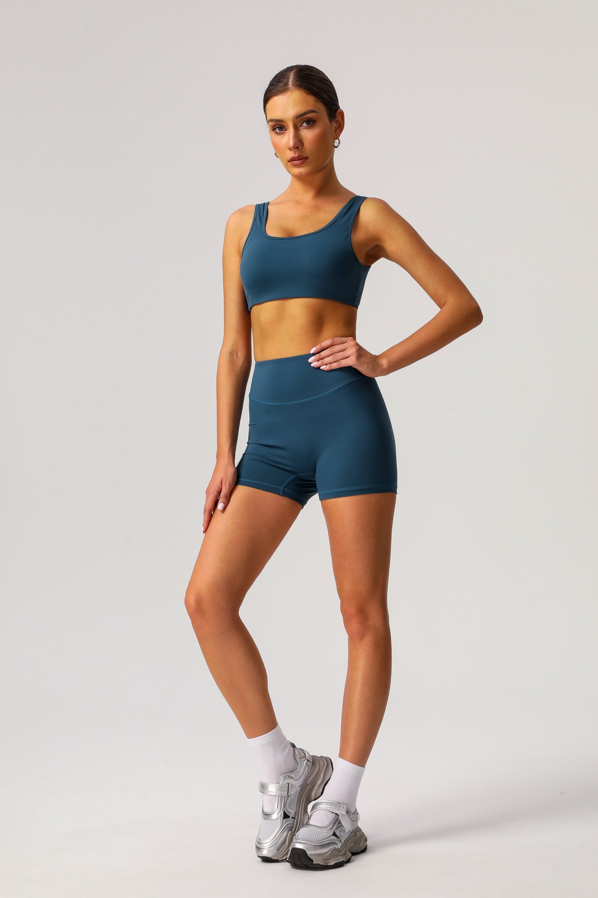 U-shaped back sports bra + classic sports shorts 2-piece set