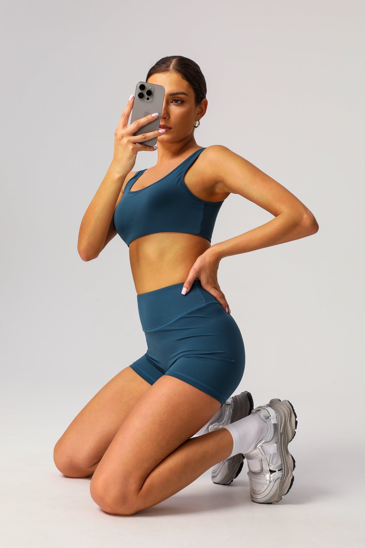 U-shaped back sports bra + classic sports shorts 2-piece set