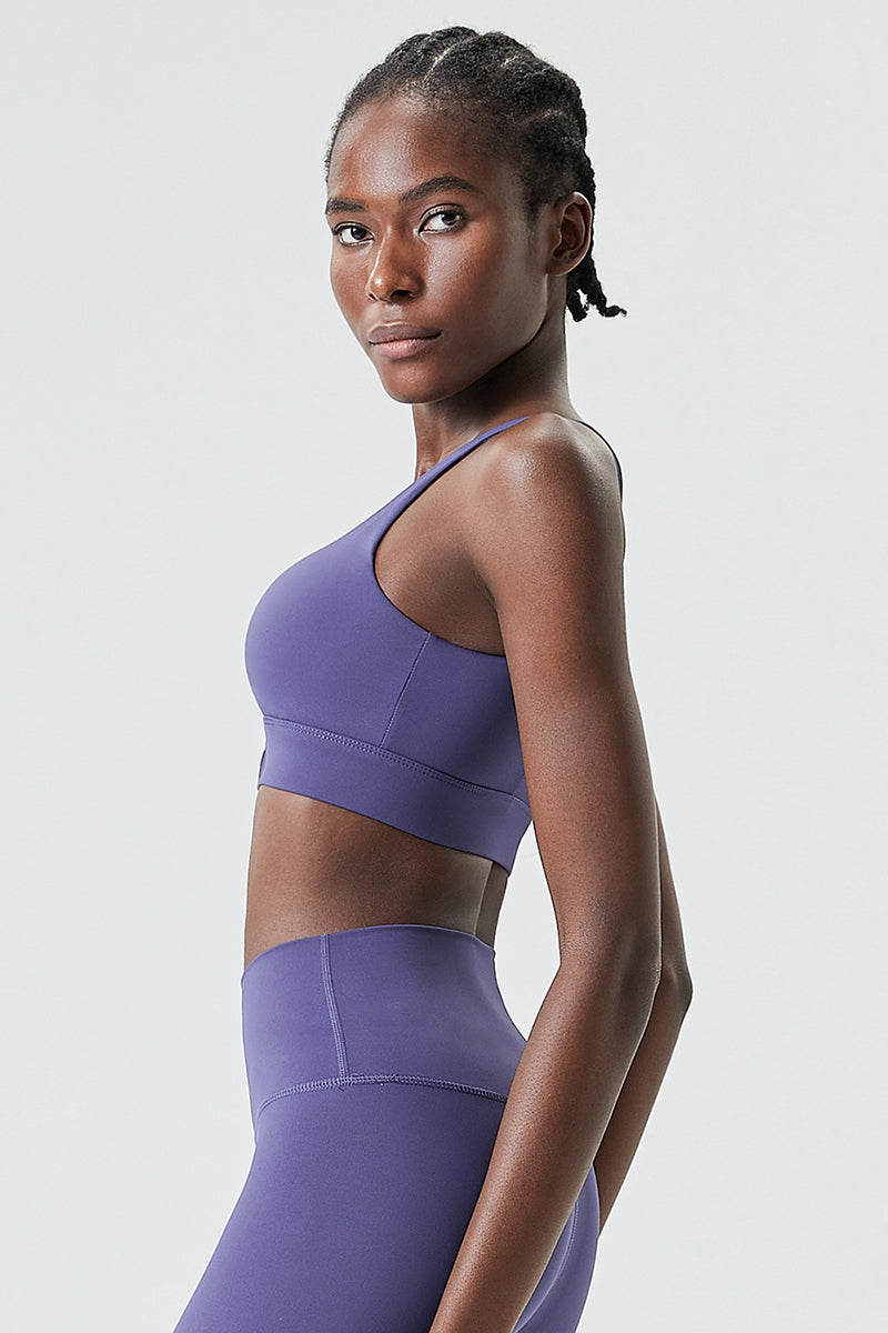 U-shaped back with wide shoulder straps Sports bra