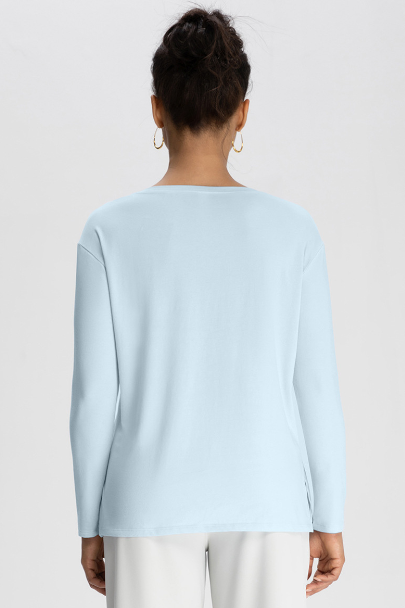 Round-necked sports top