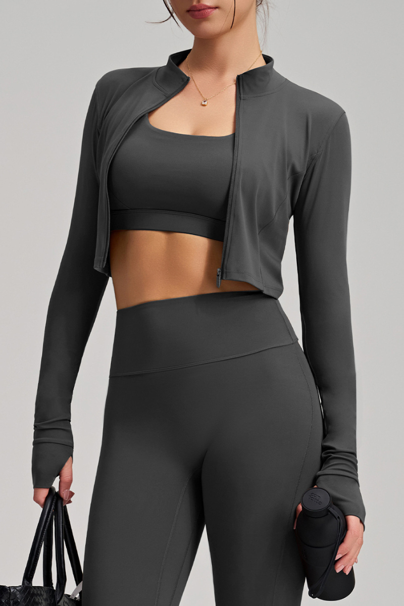 Two-piece sports outfit consisting of a bra and a jacket