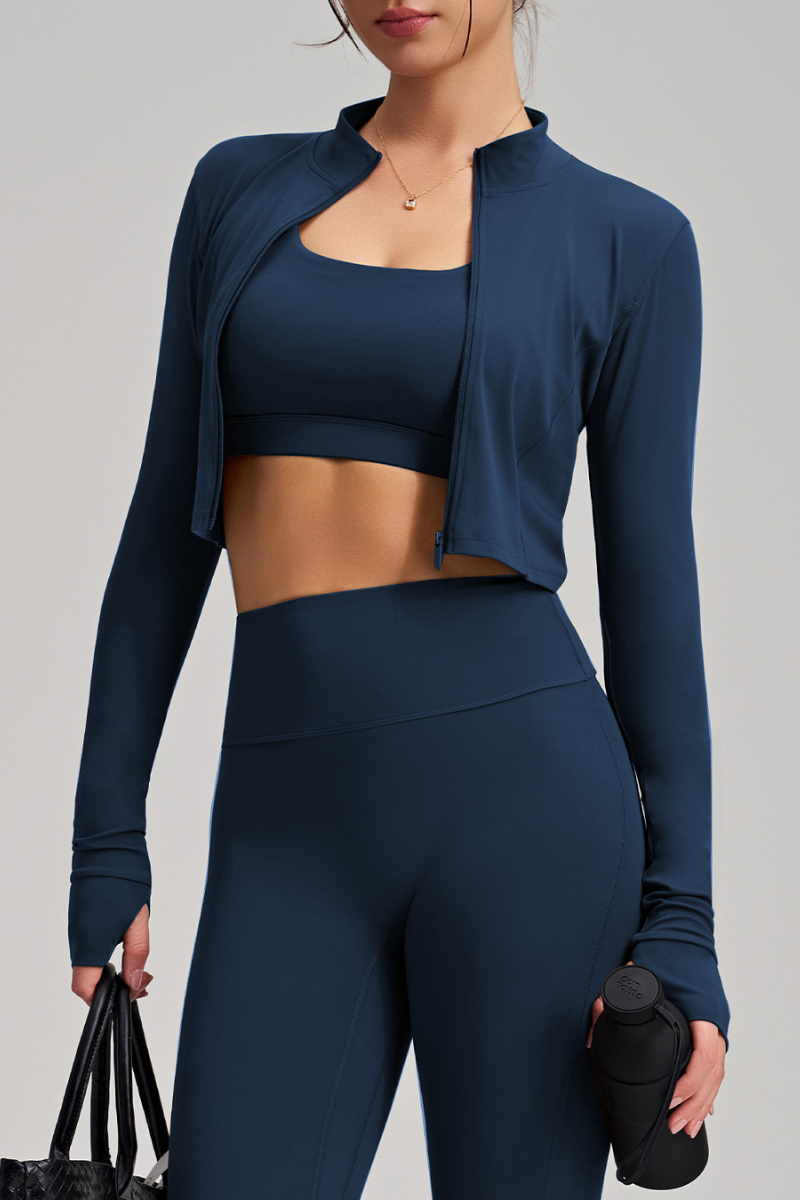 Two-piece sports outfit consisting of a bra and a jacket