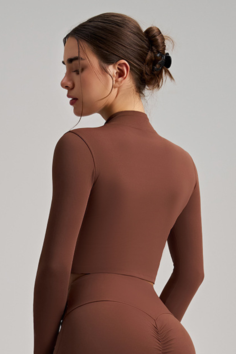 Two-piece sports outfit consisting of a bra and a jacket